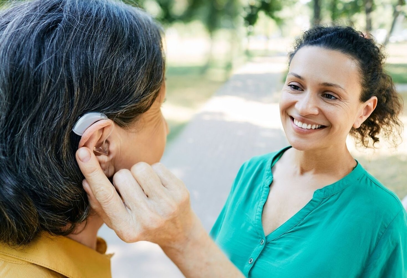 Best Noise-Canceling Hearing Aids (2025): How They Work and Top Audiologist Picks